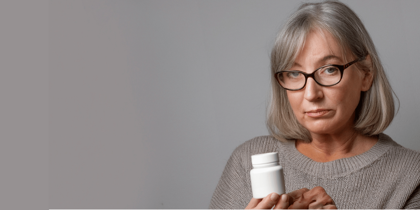Kvinna med en medicinförpackning ETU - bilden är gjord med AI