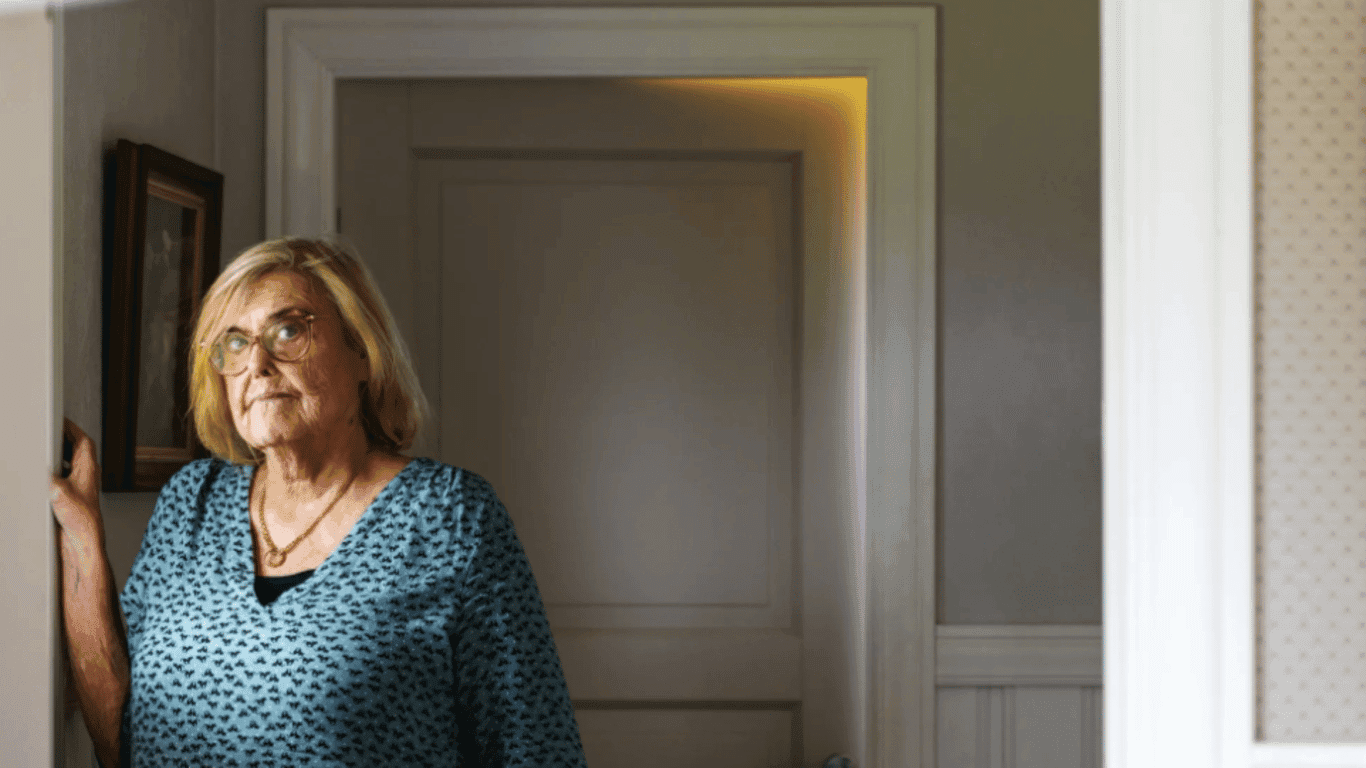 Ingela Åström lutad mot en dörrpost.