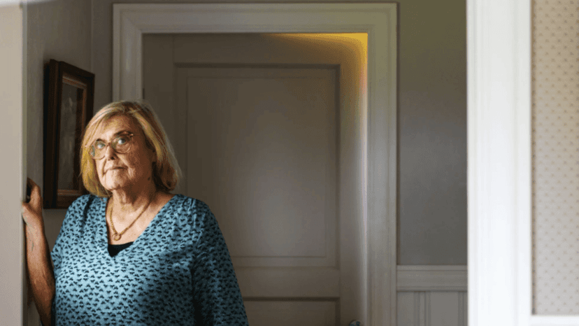 Ingela Åström lutad mot en dörrpost.