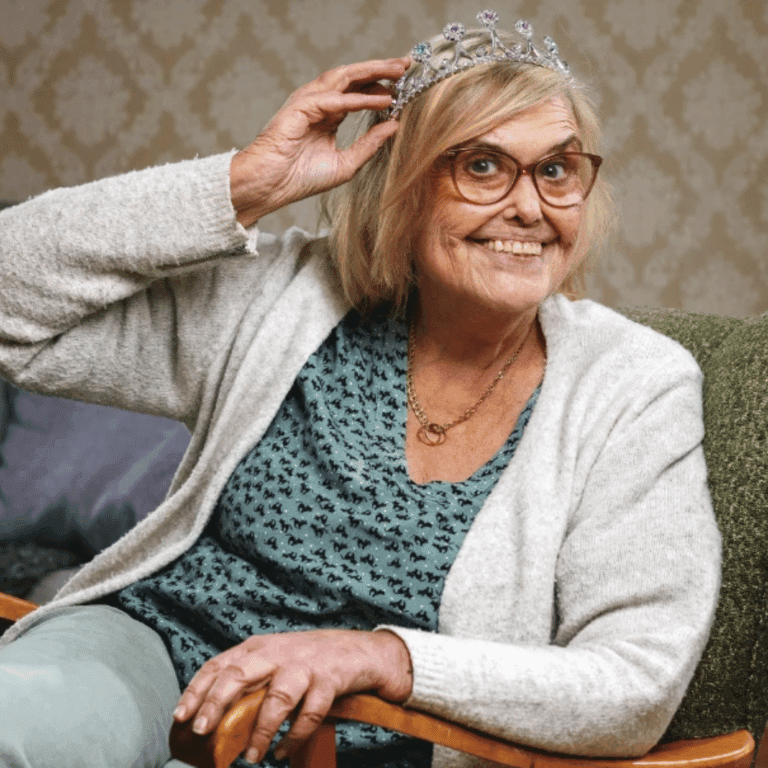 Ingela Åström med princesskronan på.