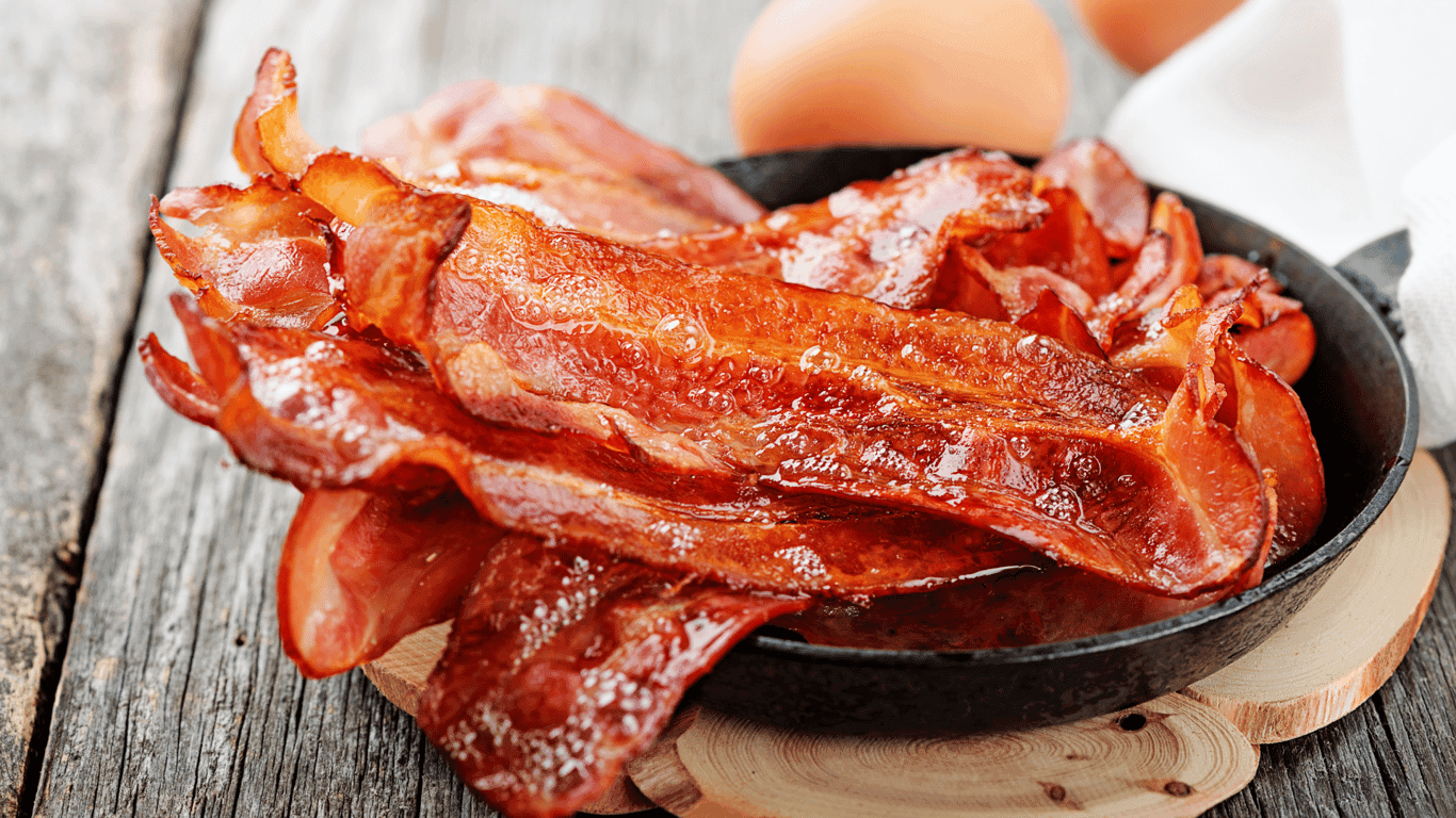 Stekt bacon på ett fat