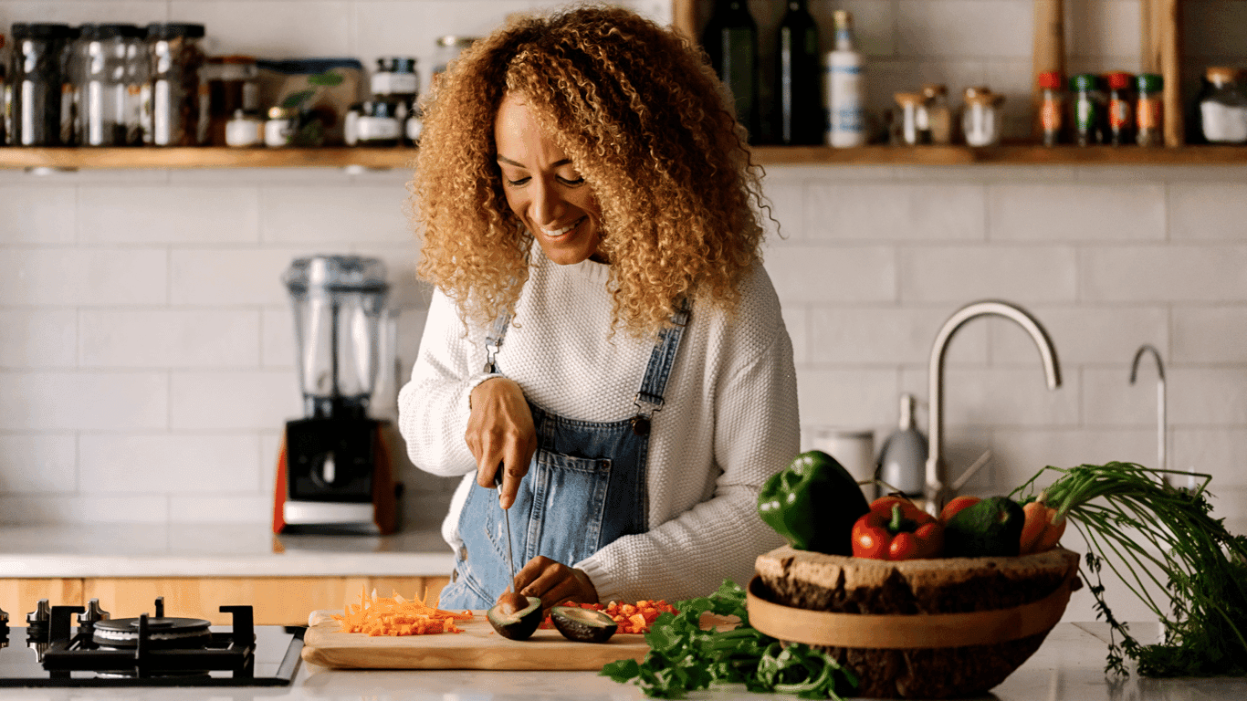 förbereder matlagning med nyttiga ingredienser