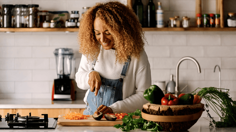 förbereder matlagning med nyttiga ingredienser