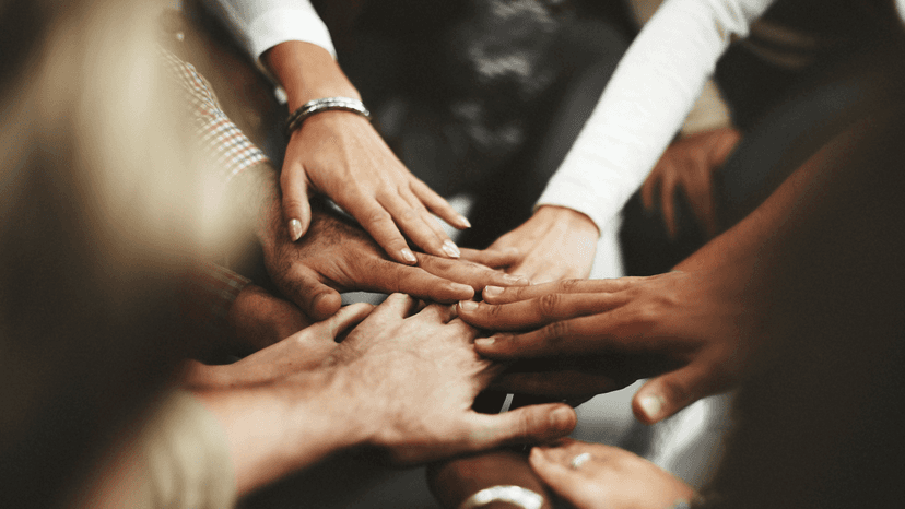 Grupp med människor som peppar varandra