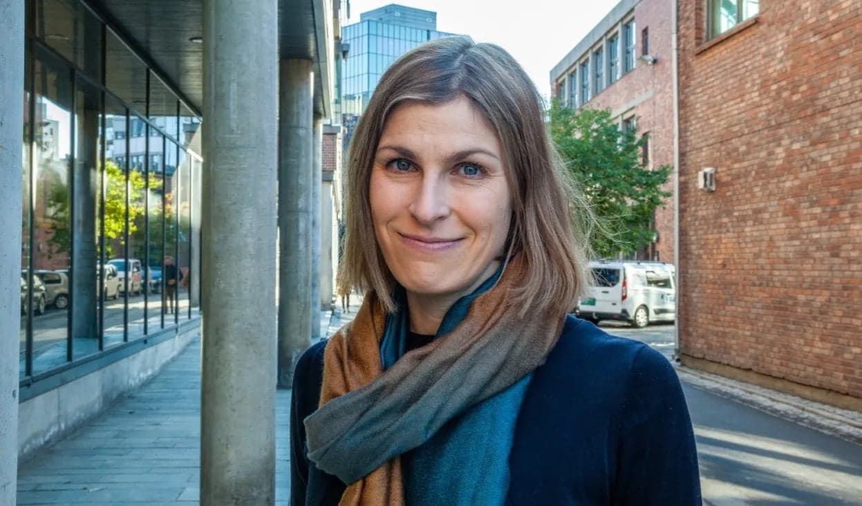 Porträtt av Karin Magnusson på en sidogata utanför Karolinska universitetssjukhuset.