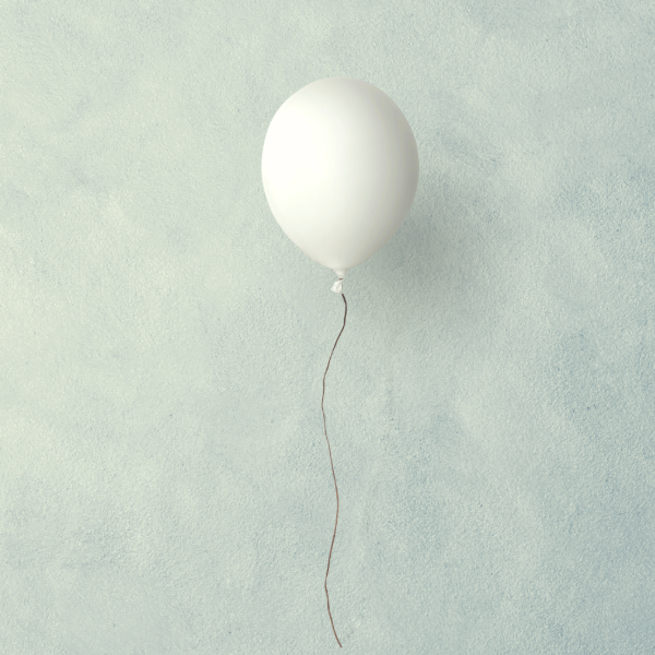Vit ballong mot grå-blå bakgrund